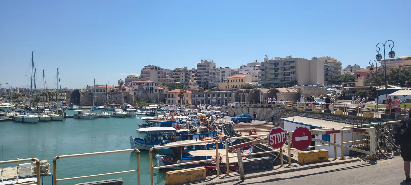 Der alte venezianische Hafen von Heraklion mit Fischerbooten und der Altstadt im Hintergrund