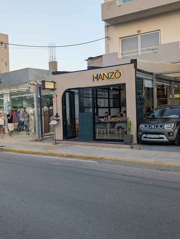 Außenansicht der Hanzo Sushi Bar an der Straße in Gazi