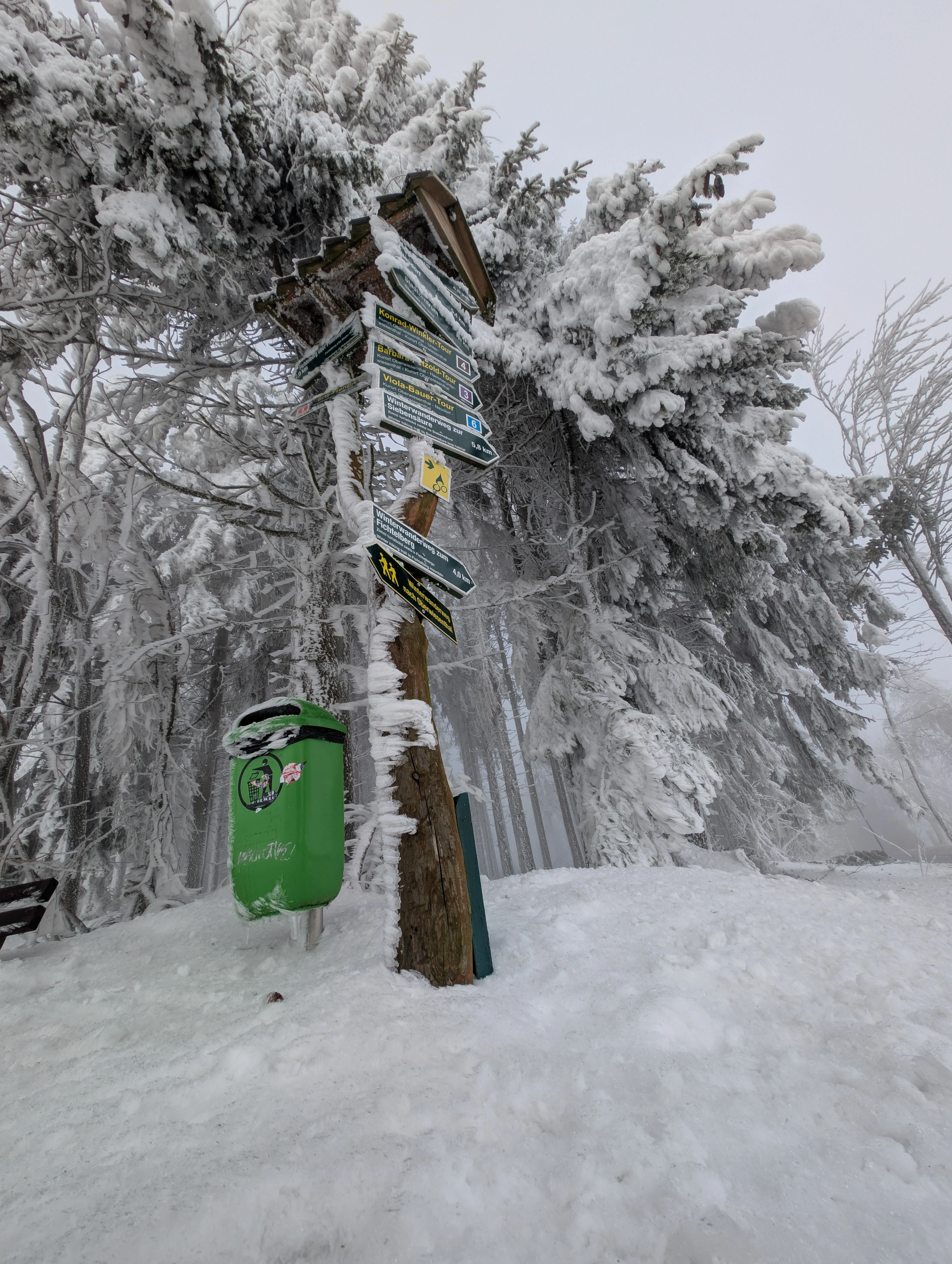 Wegweiser stark vereist und eingeschneit