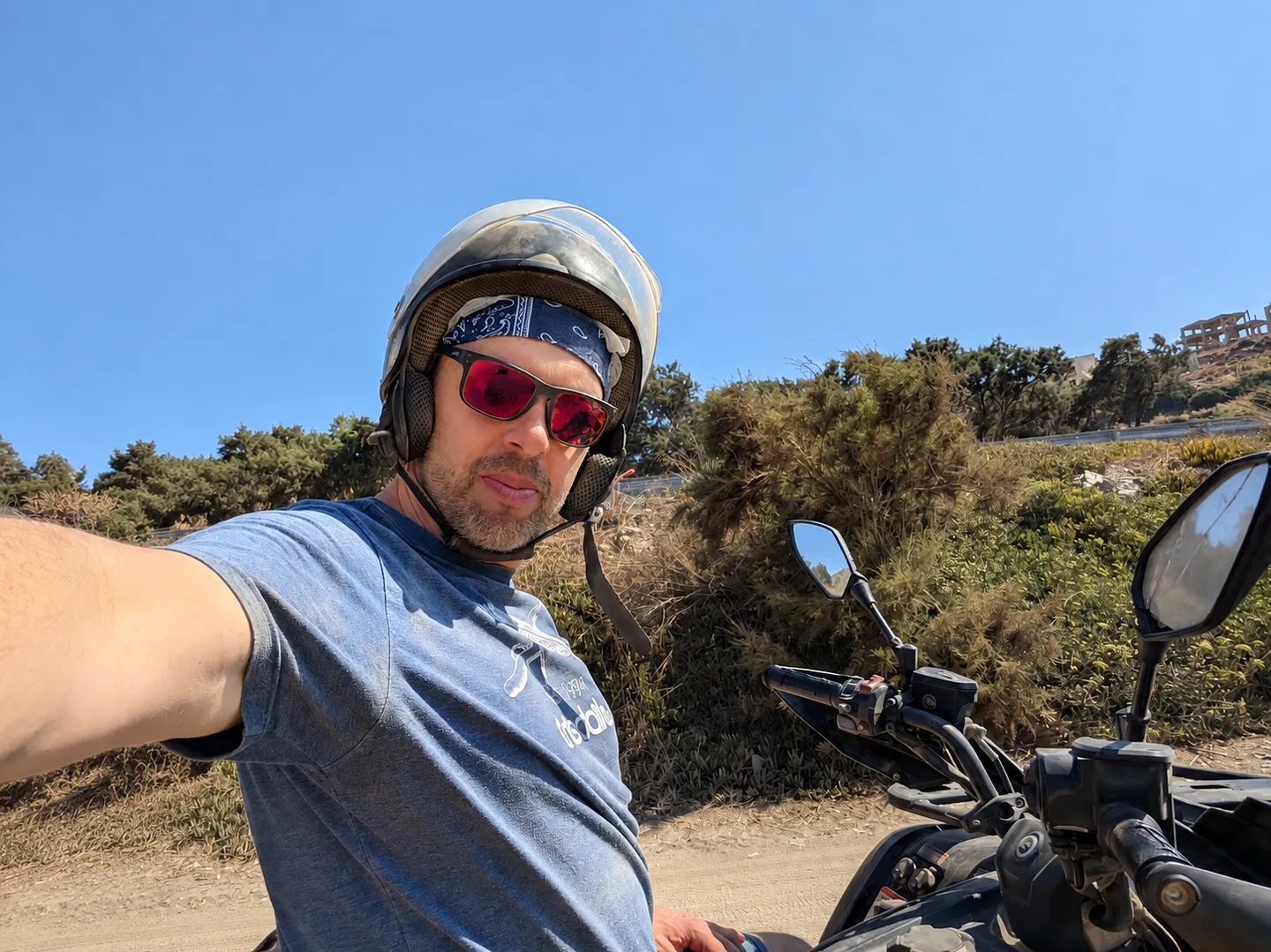 Henri Podolski auf einem Quad auf Kreta vor staubiger, karger Landschaft