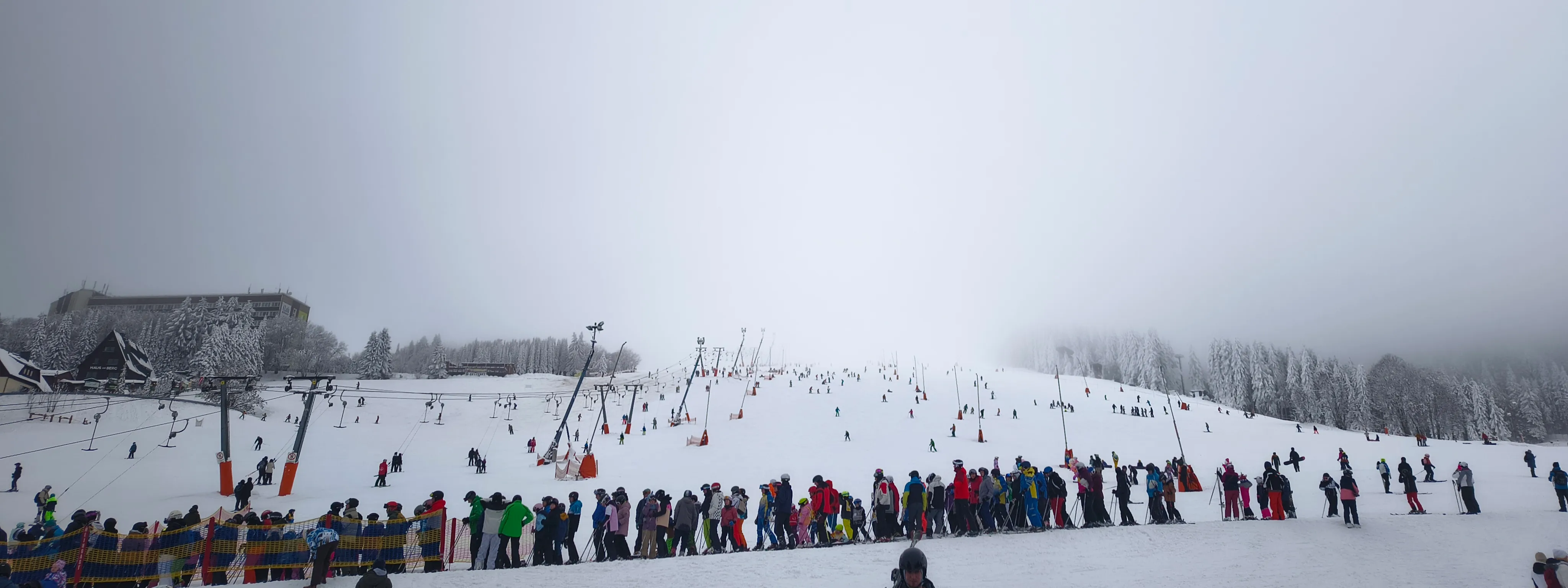 Wartezeiten am Skilift mit Warteschlange