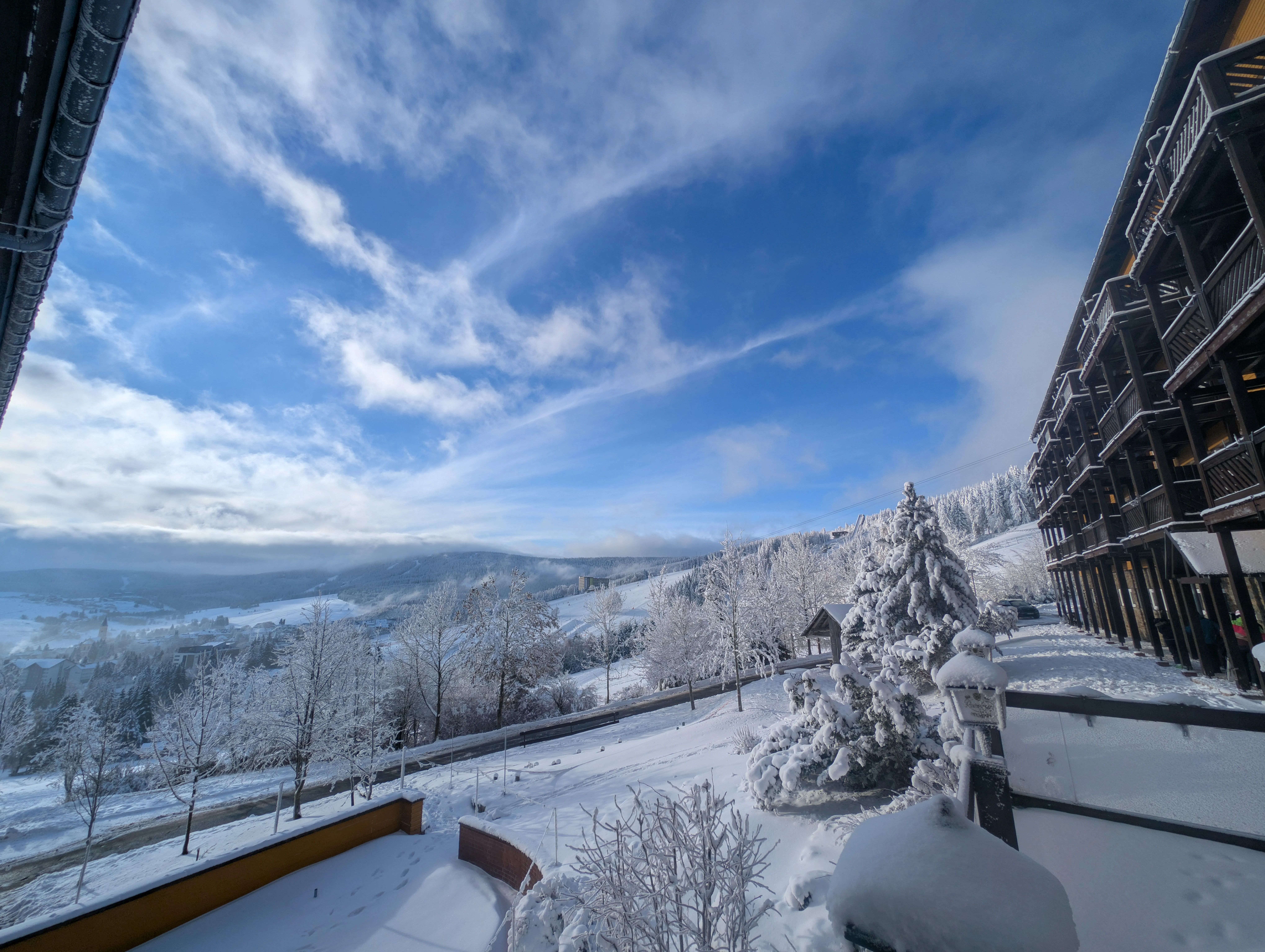 Blick vom Panorama Hotel auf die Skipiste
